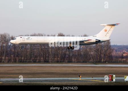 Budapest / Ungheria - 9 marzo 2020: Aereo da carico Rada Airlines Ilyushin il-62 EW-450TR arrivo e atterraggio all'aeroporto di Budapest Foto Stock