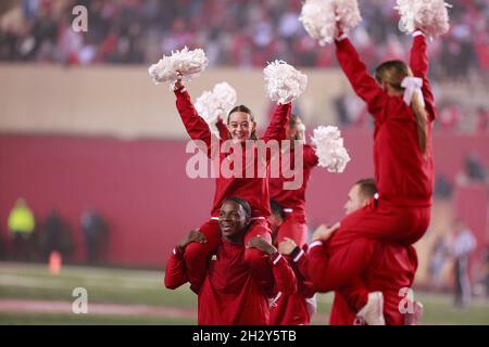 Bloomington, Stati Uniti. 23 ottobre 2021. I cheerleaders dell'Indiana University si acclamano durante la partita di football della National Collegiate Athletic Association (NCAA) tra l'Indiana University e l'Ohio state al Memorial Stadium.Final Score; Ohio state 54:7 Indiana University. Credit: SOPA Images Limited/Alamy Live News Foto Stock