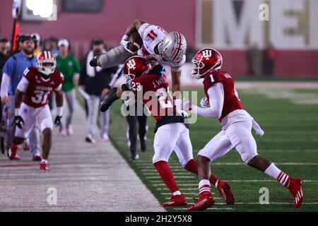 Bloomington, Stati Uniti. 23 ottobre 2021. Indiana Hoosiers difensive back Jaylin Williams (23) e Ohio state Buckeyes ampio ricevitore Jaxon Smith-Njigba (11) in azione durante la partita di football della National Collegiate Athletic Association (NCAA) tra Indiana University e Ohio state al Memorial Stadium.Final Score; Ohio state 54:7 Indiana University. Credit: SOPA Images Limited/Alamy Live News Foto Stock