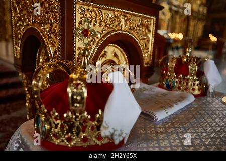 Corone di nozze tradizionali in una chiesa. Corona di nozze in chiesa pronta per la cerimonia di matrimonio Foto Stock