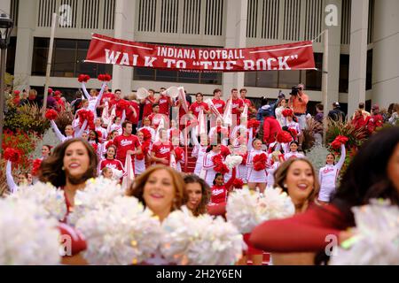 Bloomington, Stati Uniti. 23 ottobre 2021. I cheerleaders dell'Indiana University e i Redsteppers incoraggiano durante la partita di football della National Collegiate Athletic Association (NCAA) tra l'Indiana University e l'Ohio state al Memorial Stadium.Final Score; Ohio state 54:7 Indiana University. (Foto di Jeremy Hogan/SOPA Images/Sipa USA) Credit: Sipa USA/Alamy Live News Foto Stock