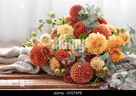 Un bouquet di crisantemi gialli e arancioni su sfondo sfocato. Foto Stock