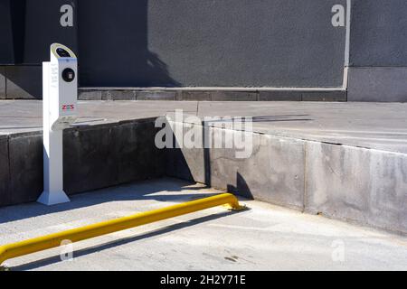 Unità di ricarica di veicoli elettronici presso la stazione di ricarica di ZES -Zorlu Energy Solutions- Outdoor in una giornata di sole a Eskisehir Turchia Foto Stock