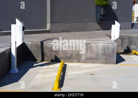 Unità di ricarica di veicoli elettronici presso la stazione di ricarica di ZES -Zorlu Energy Solutions- Outdoor in una giornata di sole a Eskisehir Turchia Foto Stock