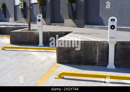 Unità di ricarica di veicoli elettronici presso la stazione di ricarica di ZES -Zorlu Energy Solutions- Outdoor in una giornata di sole a Eskisehir Turchia Foto Stock