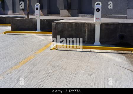 Unità di ricarica di veicoli elettronici presso la stazione di ricarica di ZES -Zorlu Energy Solutions- Outdoor in una giornata di sole a Eskisehir Turchia Foto Stock