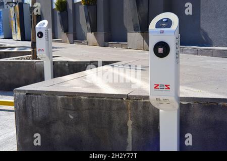 Unità di ricarica di veicoli elettronici presso la stazione di ricarica di ZES -Zorlu Energy Solutions- Outdoor in una giornata di sole a Eskisehir Turchia Foto Stock