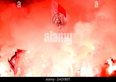 AMSTERDAM, PAESI BASSI - OTTOBRE 24: Fuochi d'artificio di tifosi e sostenitori di Ajax durante la partita olandese Eredivie tra Ajax e PSV alla Johan Cruijff Arena il 24 Ottobre 2021 ad Amsterdam, Paesi Bassi (Foto di Peter Lous/Orange Pictures) Foto Stock