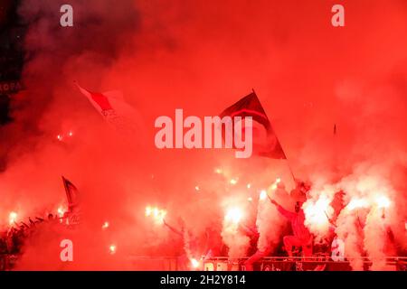 AMSTERDAM, PAESI BASSI - OTTOBRE 24: Fuochi d'artificio di tifosi e sostenitori di Ajax durante la partita olandese Eredivie tra Ajax e PSV alla Johan Cruijff Arena il 24 Ottobre 2021 ad Amsterdam, Paesi Bassi (Foto di Peter Lous/Orange Pictures) Foto Stock