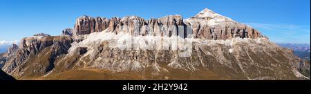 Vista autunnale di Sella Gruppe e Piz boe, Dolomiti montagne, Italia Foto Stock