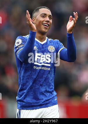 Londra, Inghilterra, 24 ottobre 2021. Youri Tielemans di Leicester City festeggia dopo la partita della Premier League al Brentford Community Stadium di Londra. Il credito d'immagine dovrebbe leggere: Paul Terry / Sportimage Foto Stock