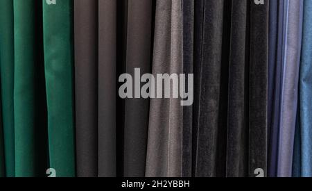 Set di tessuti densi multicolore scuri di consistenza uniforme. Foto Stock