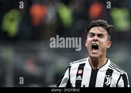 Milano, Italia - 24 ottobre 2021: Paulo Dybala della Juventus festeggia dopo aver segnato una penalità durante la Serie A Campionato Italiano di calcio partita FC Internazionale vs Juventus allo Stadio San Siro Foto Stock