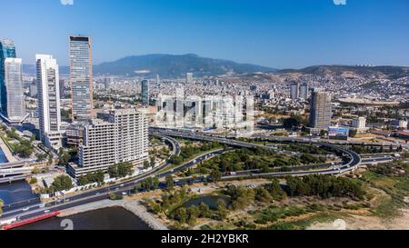 IZMIR, TURCHIA - Sep 08, 2021: Il colpo aereo del paesaggio urbano di Izmir, Turchia con parchi e grattacieli Foto Stock