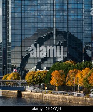 Glasgow, Scozia, Regno Unito. 24 ottobre 2021 NELLA FOTO: Glasgow Crown Plaza hotel riflette l'immagine del SEC Armadilo edificio nelle sue finestre esterne a specchio. Vista sul sito COP26 che mostra il fiume Clyde e il porto, con gli edifici del Campus Scottish Event (OVO Hydro Arena, SEC Armadillo e SECC), con il Crown Plaza Hotel e l'anello di sicurezza in acciaio che circonda l'area. Giorni prima che i Capi di Stato, insieme a migliaia di delegati, media e manifestanti, si prevede che atterreranno a Glasgow molto presto per l'inizio del Vertice sul cambiamento climatico che avrà inizio il 31 O. Foto Stock