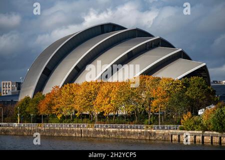 Glasgow, Scozia, Regno Unito. 24 ottobre 2021. NELLA FOTO: EDIFICIO SEC Armadillo. Vista sul sito COP26 che mostra il fiume Clyde e il porto, con gli edifici del Campus Scottish Event (OVO Hydro Arena, SEC Armadillo e SECC), con il Crown Plaza Hotel e l'anello di sicurezza in acciaio che circonda l'area. Ci si aspetta che i Capi di Stato, insieme a migliaia di delegati, media e manifestanti, atterreranno a Glasgow molto presto per l'inizio del Vertice sui cambiamenti climatici che si terrà il 31 ottobre. Credit: Colin Fisher/Alamy Live News Foto Stock