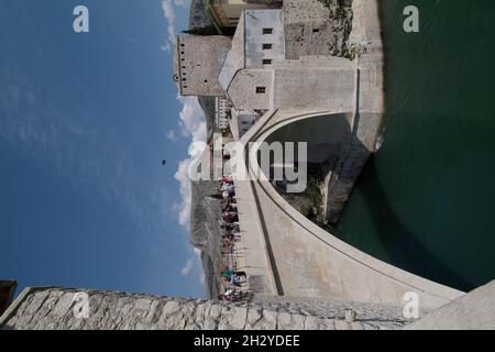 Europa, Bosnia-Erzegovina, Herzegowina-Region, Mostar, Altstadt, Die alte Brücke, Stari MOS, über den Neretva Fluss, einbögige steinerne Brücke, erb Foto Stock