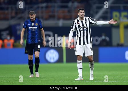 Milano, Italia. 24/10/2021, Alvaro Morata dei gesti Juventus FC durante la Serie A match tra FC Internazionale e Juventus FC allo Stadio Giuseppe Meazza il 24 ottobre 2021 a Milano. Foto Stock