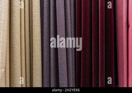 Set di tessuti multicolore densi di consistenza uniforme. Foto Stock