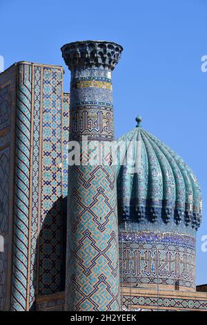 minareto, Sher-Dor Madrasah (1619-1636), Piazza Registan, Samarcanda, Uzbekistan, Asia centrale Foto Stock