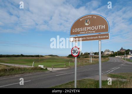 Lossiemouth, Scozia - 31 ago 2021 - cartello di benvenuto di Lossiemouth Town e limite di velocità 30 mph. Lossiemouth è una città di Moray, in Scozia. Selezionare fuoco. Foto Stock