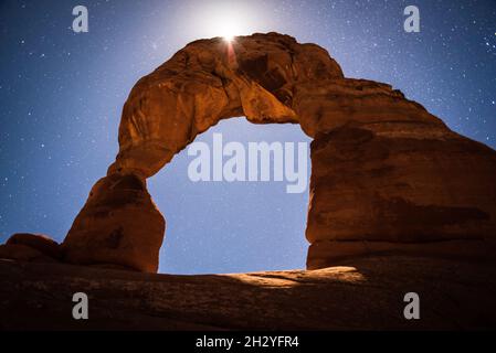 Arco delicato sotto una luna piena all'Arches National Park di Moab, Utah. Foto Stock