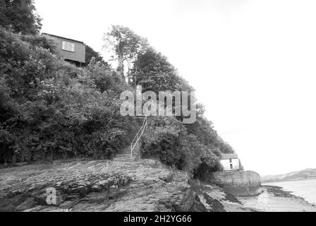 L'ultima casa di Dylan Thomas, la Boathouse (sotto) e la scrittura Shed (sopra) a Laugharne, Carmarthenshire, Galles Foto Stock