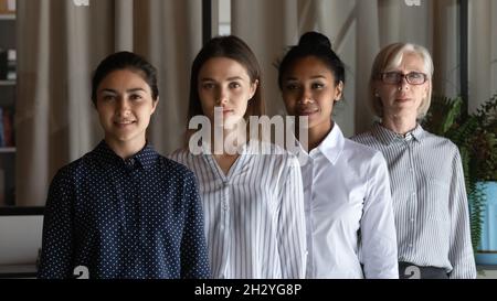 Ritratto di quattro donne multietniche d'affari di generazioni più giovani e più anziane Foto Stock