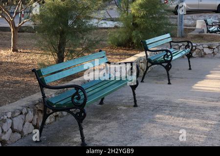Panchine nel parco. Panca in legno per riposo. Foto Stock