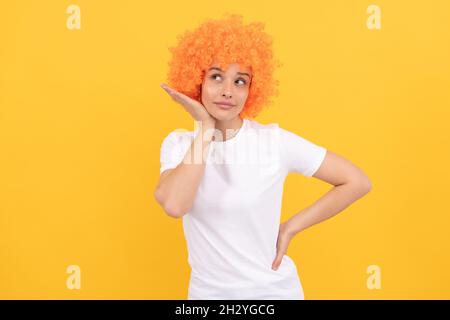 la donna ha i capelli arancioni. essere un clown. aprile stolti giorno. tempo per divertimento. Foto Stock