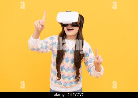 happy teen girl indossa occhiali vr utilizzando la tecnologia del futuro per l'istruzione in realtà virtuale, gadget 3d Foto Stock