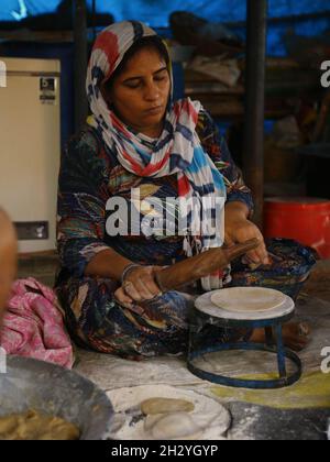 Delhi, India. 24 ottobre 2021. Pur protestando contro le nuove leggi agricole del Centro, i protestanti offrono gratuitamente la “langar seva” o cibo da cucina comunitario per garantire che nessuno vada affamato. (Foto di Haripriya/Pacific Press Credit: Pacific Press Media Production Corp./Alamy Live News Foto Stock