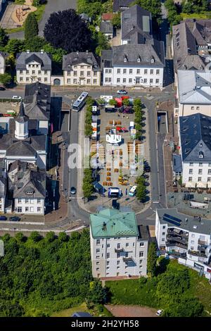 Vista aerea, gastronomia a Neumarkt con tavoli da birra e carrello per birra, Auferstehungskirche, Arnsberg, Sauerland, Renania settentrionale-Vestfalia, Germania, plac Foto Stock