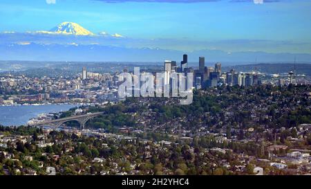 VISTE AEREE DI SEATTLE, WASHINGTON, USA...LO SKYLINE DI SEATTLE E MT RAINIER VISTO DAI QUARTIERI DI FREMONT E BALLARD Foto Stock