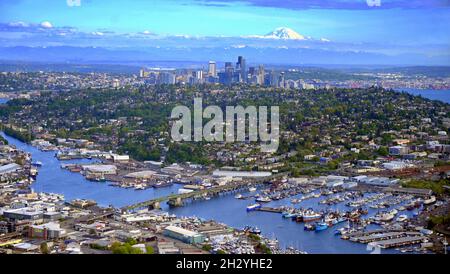 VISTE AEREE DI SEATTLE, WASHINGTON, USA...LO SKYLINE DI SEATTLE E MT RAINIER VISTO DAI QUARTIERI DI BALLARD E QUEEN ANNE Foto Stock