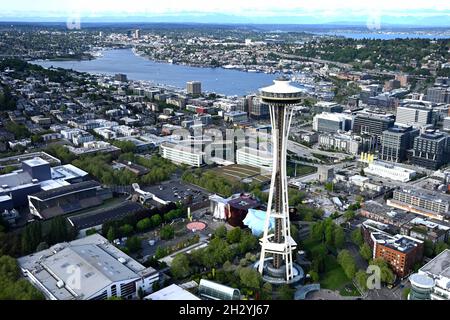 VISTA AEREA DI SEATTLE, WASHINGTON, USA...LO SPACE NEEDLE E IL CENTRO DI SEATTLE CON LAKE UNION A NORD DEL CENTRO Foto Stock