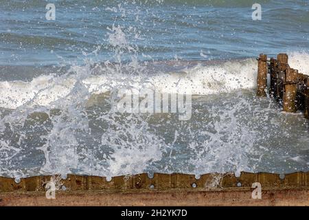 Onde, breakwater, lago Michigan, vicino al faro di St Joseph, Michigan, USA, di James D Coppinger/Dembinsky Photo Assoc Foto Stock