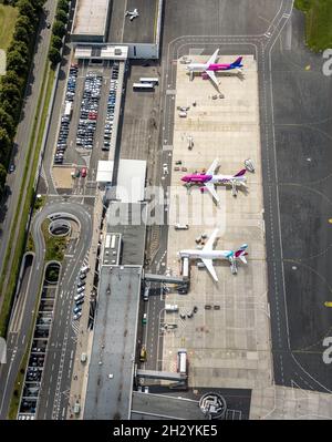 Foto aerea, aeroporto di Dortmund, EDLW, Wickede, grembiule con due jet di Wizzair e un aereo Eurowings, Dortmund, Ruhr Area, Renania Settentrionale-Vestfalia, GE Foto Stock