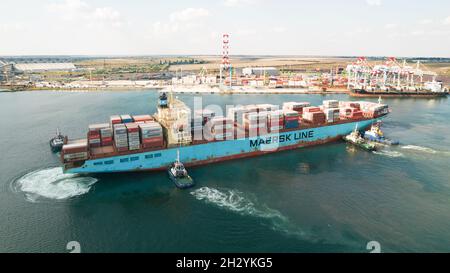 ODESSA, UCRAINA - 10 AGOSTO 2021: Nave container che entra nel porto commerciale. Contenitori industriali commerciali al terminale del contenitore di carico in mare. Io Foto Stock