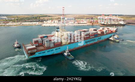ODESSA, UCRAINA - 10 AGOSTO 2021: Nave container che entra nel porto commerciale. Contenitori industriali commerciali al terminale del contenitore di carico in mare. Io Foto Stock