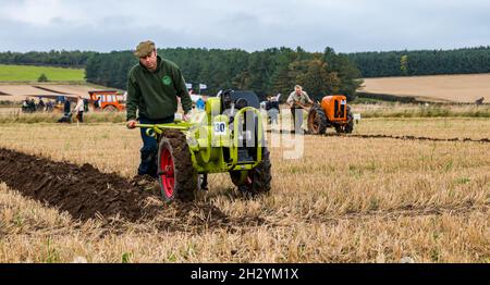 Uomini con aratri a mano che arano solchi al 70° campionato britannico di aratura, Mindrum Mill, Northumberland, Inghilterra, Regno Unito Foto Stock