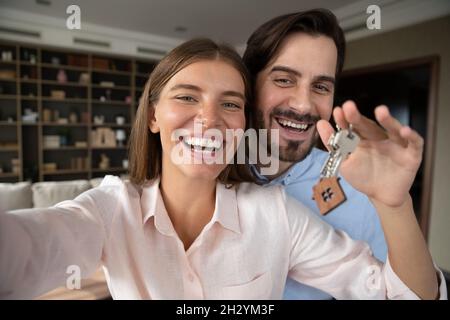 Felice emozionale giovane coppia di famiglia video di registrazione, celebrando la giornata in movimento. Foto Stock