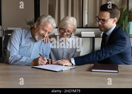 I pensionati soddisfatti della moglie del marito hanno messo le firme sotto la politica di assicurazione sulla vita Foto Stock