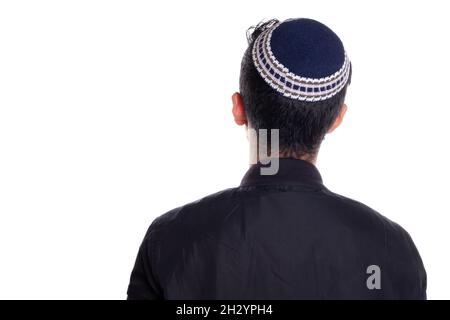 Uomo che indossa il kipa visto dalla parte posteriore, sfondo bianco. Persona religiosa vista da dietro. Foto Stock