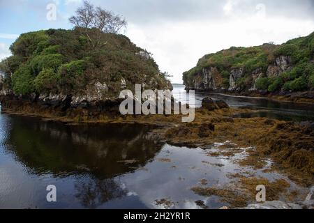 Piccola baia sul sentiero costiero nei giardini del castello di Lews, Stornoway, Isola di Lewis, Ebridi esterne, Scozia, REGNO UNITO Foto Stock