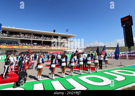 Austin, Texas, Stati Uniti. 24/10/2021, Drivers come griglia osserva l'inno nazionale accanto ai Dallas Cowboys Cheerleaders. Gran Premio degli Stati Uniti, domenica 24 ottobre 2021. Circuito delle Americhe, Austin, Texas, USA. Foto Stock