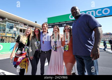 Austin, Texas, Stati Uniti. 24/10/2021, Shaquille o'Neal (USA) ex giocatore di basket con Tavo Hellmund (USA) ex COTA Promotor e ospiti in griglia. Gran Premio degli Stati Uniti, domenica 24 ottobre 2021. Circuito delle Americhe, Austin, Texas, USA. Foto Stock