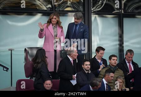 Londra, Regno Unito. 24 ottobre 2021. Il vicepresidente del West Ham Karren Brady con il marito Paul Peschisolido durante la partita della Premier League tra West Ham United e Tottenham Hotspur all'Olympic Park di Londra, Inghilterra, il 24 ottobre 2021. Foto di Andy Rowland. Credit: Prime Media Images/Alamy Live News Foto Stock