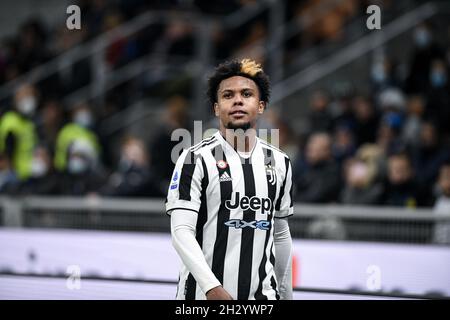 Milano, Italia - 24 Ottobre 2021: Weston McKennie di Juventus guarda durante la Serie A Campionato Italiano di calcio partita FC Internazionale vs Juventus allo Stadio San Siro Foto Stock