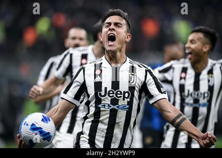 Milano, Italia - 24 ottobre 2021: Paulo Dybala della Juventus festeggia dopo aver segnato una penalità durante la Serie A Campionato Italiano di calcio partita FC Internazionale vs Juventus allo Stadio San Siro Foto Stock